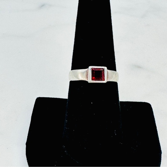 Sterling Silver Ring Garnet  Square Gem  6 3/4 Dainty Modern 925 Unisex - Picture 3 of 12